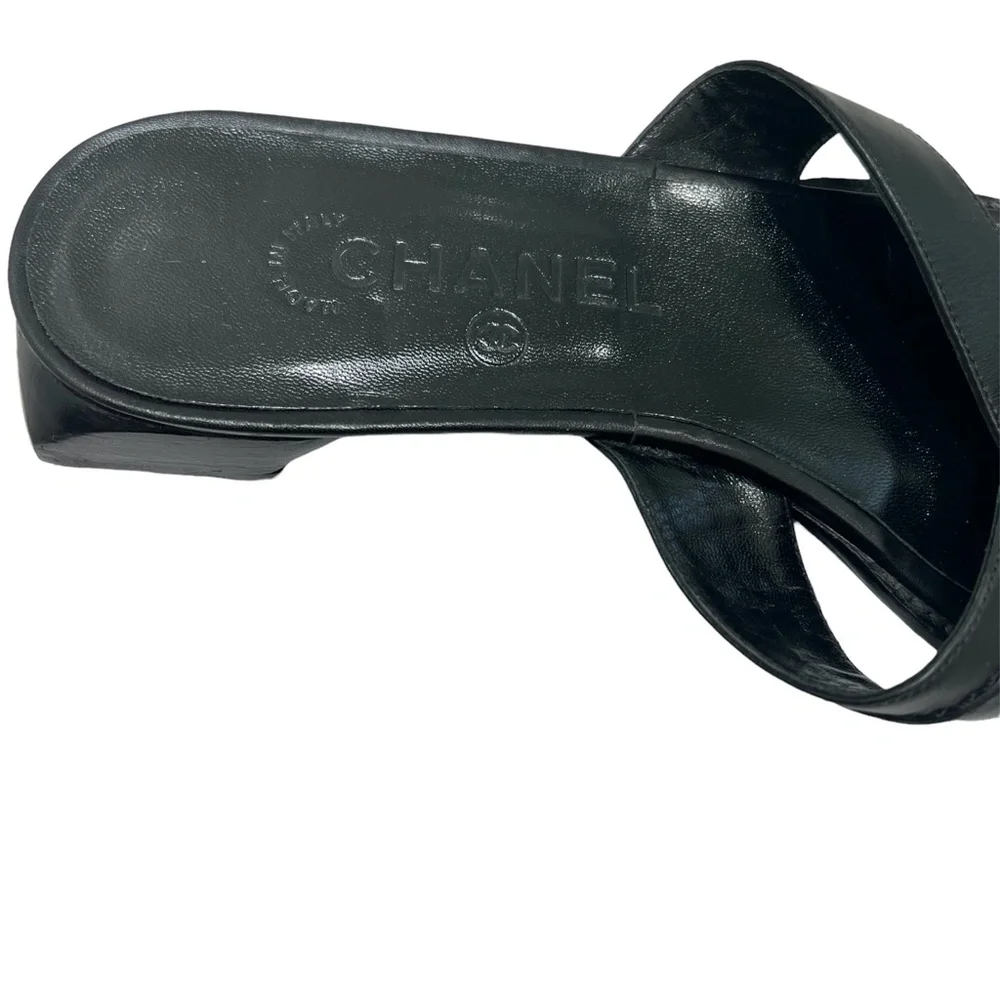 CHANEL BLACK LEATHER CRISS CROSS STRAP SANDAL WITH 1